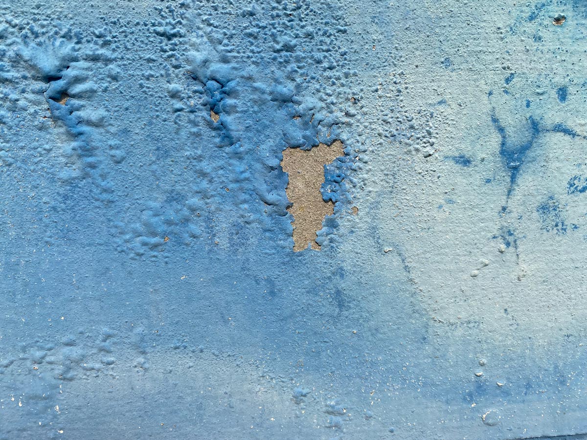 Rissige blaue Wand für Baumängel Schadensgutachter und Bausachverständiger Hamburg