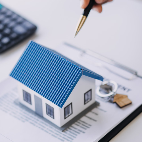 Taschenrechner und Stift auf Dokument für Eigenheim kaufen Hamburg Immobilienbewertung Sachverständiger