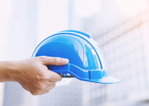 Blauer Schutzhelm auf Baustelle für Sachverständiger Gutachter Bauwesen Hamburg