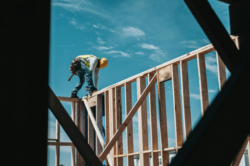 achverständiger bei der Begutachtung eines Dachstuhls auf einer Baustelle in Buchholz in der Nordheide