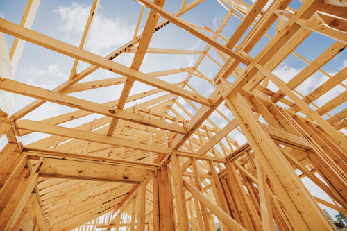 Holzdachstuhl im Rohbau als Symbolbild für Bauprojektmanagement in Hamburg